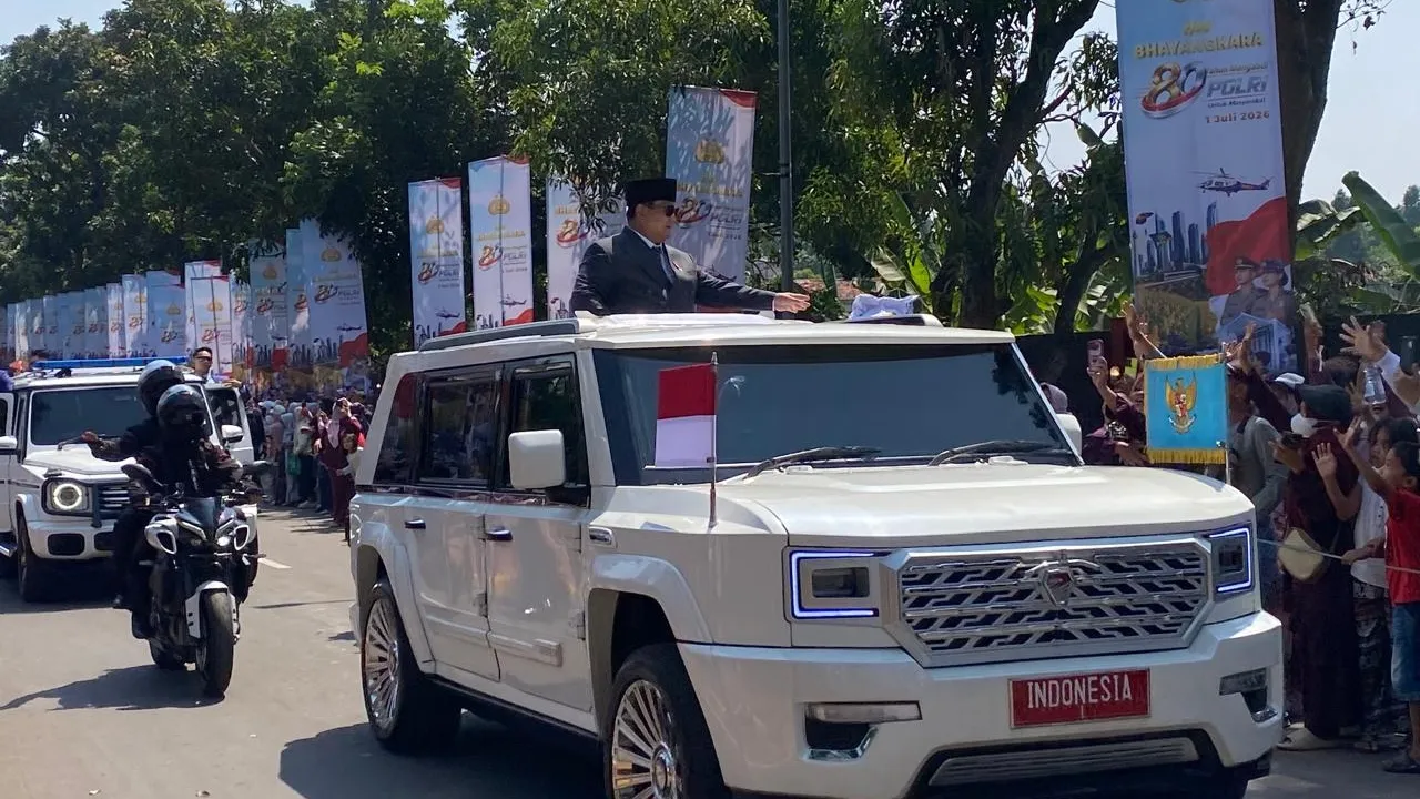 Momen Presiden Prabowo Subianto Bagikan Kaos dari Atas Garuda Limousine di Mako Brimob Cikeas