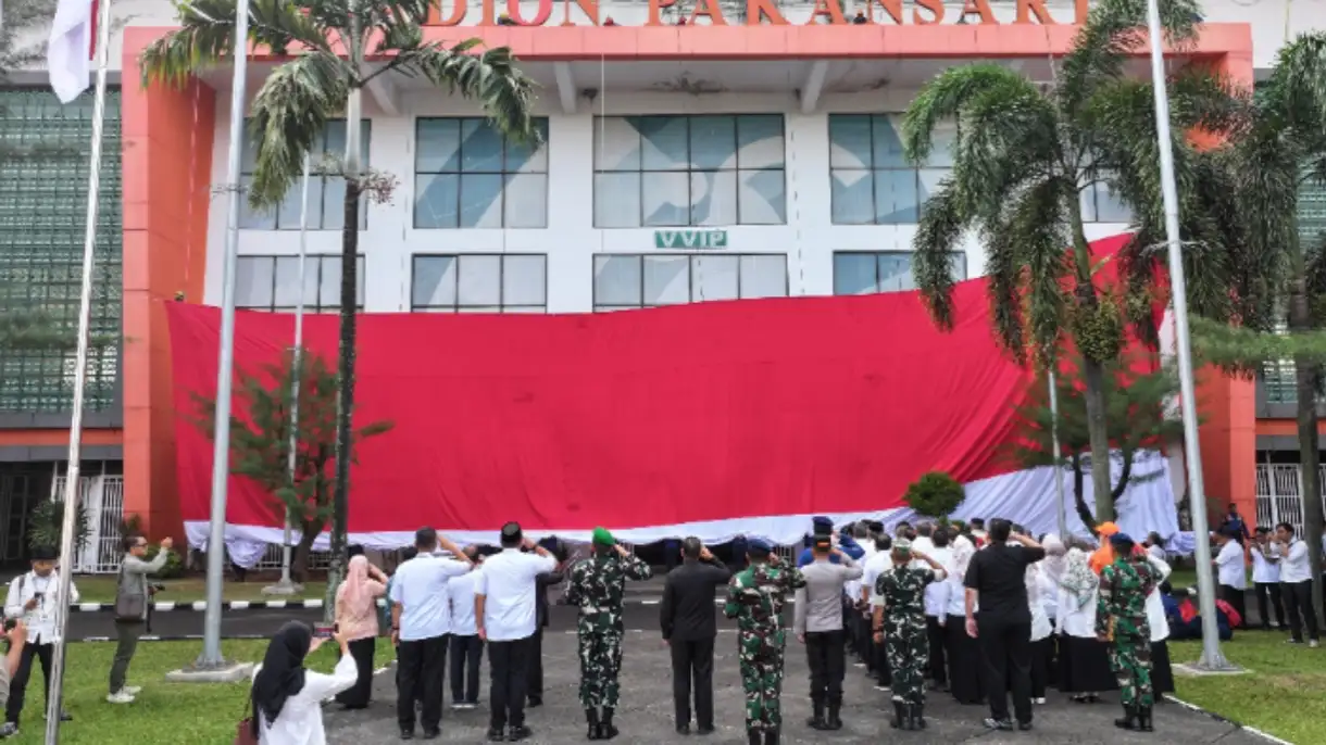 Bendera Merah Putih Raksasa Berkibar di Stadion Pakansari Cibinong, Begini Kata Bupati Bogor!!