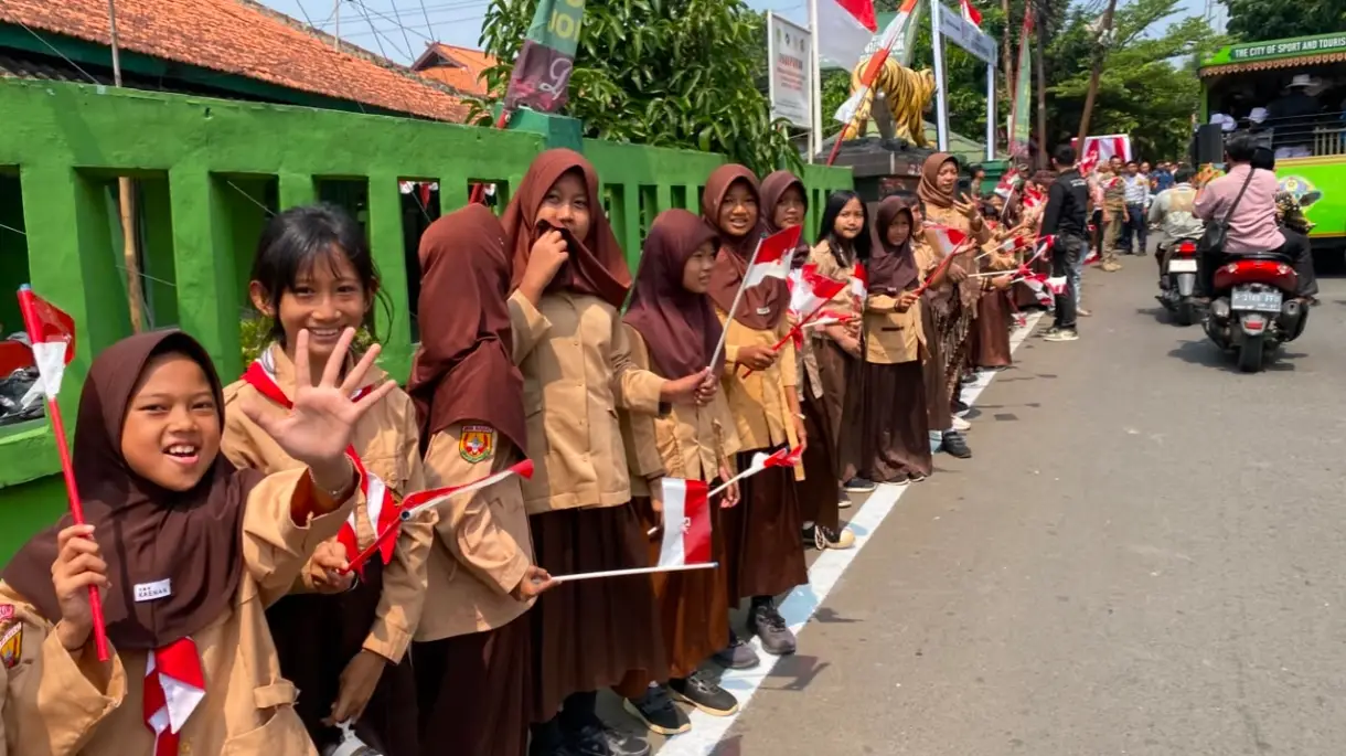Disambut Ratusan Siswa di Jonggol, Bupati Rudy Susmanto Titip Pesan Generasi Emas 2045