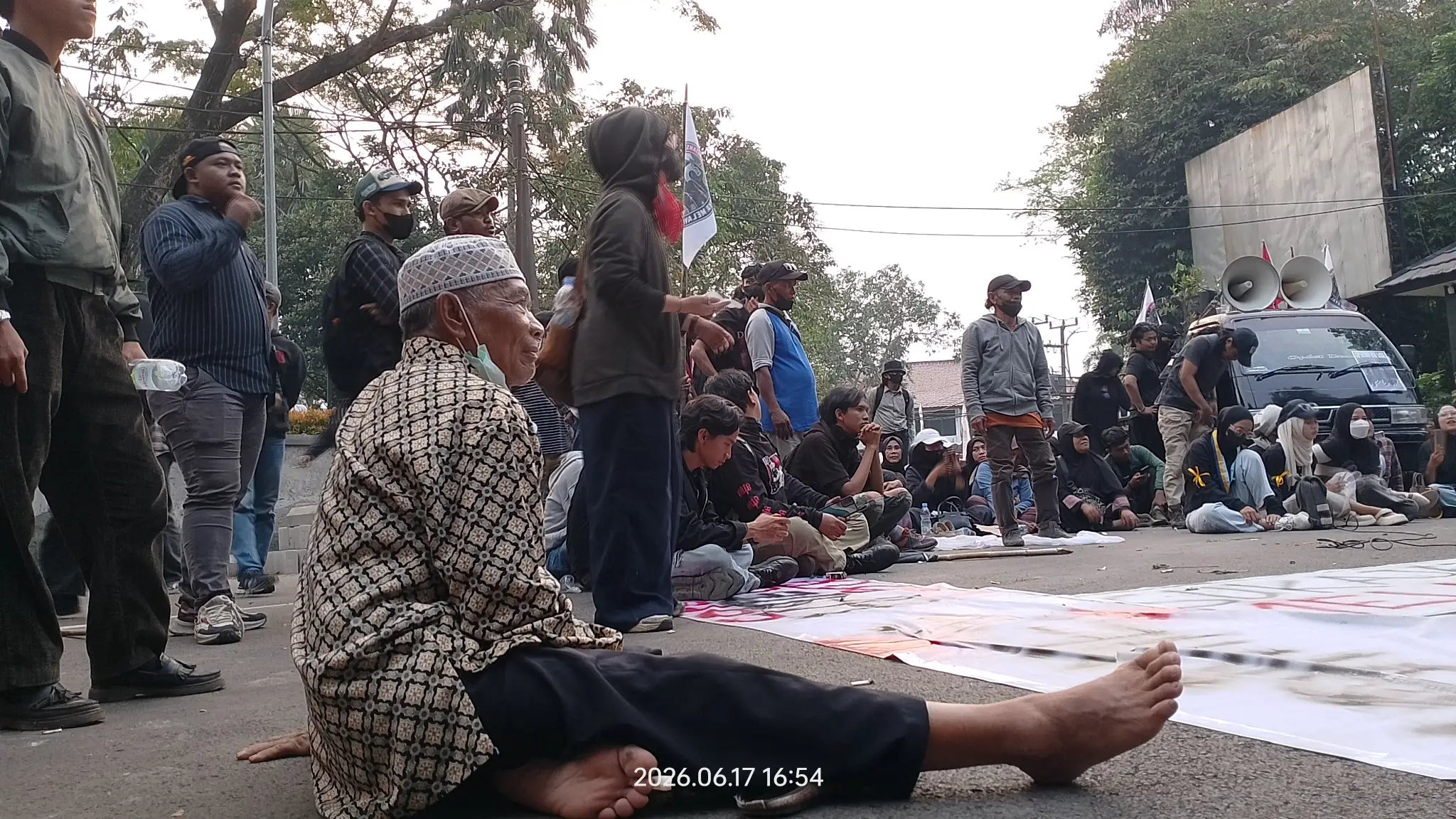Tangis Sepuh 78 Tahun di Pusaran Konflik Agraria Sukajaya; 'Kembalikan Tanah Kami Secara Komunal!'