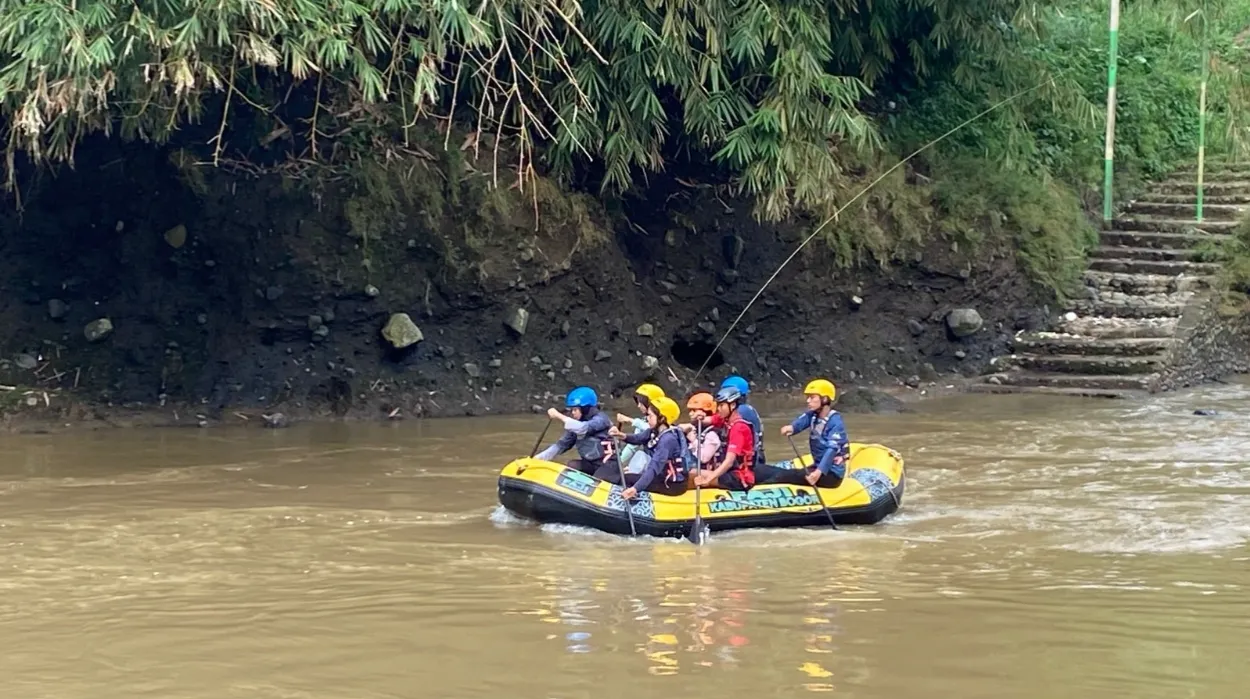 Ketua KONI Arif Rochmawan Acungi Jempol Semangat Tim Arung Jeram Kabupaten Bogor