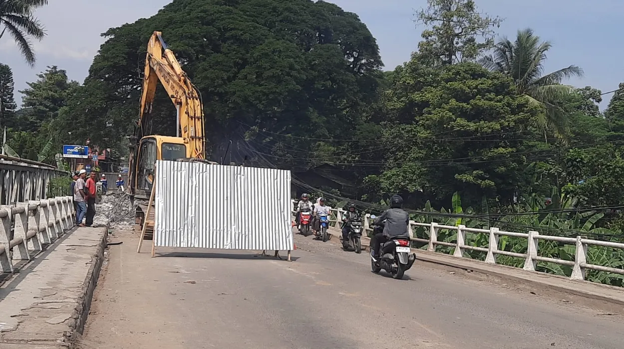 Gunakan Uang Rakyat Rp45,9 Miliar, Rekonstruksi Jembatan Wika Bogor Mulai Dibongkar Tanpa Transparansi Gambar Proyek